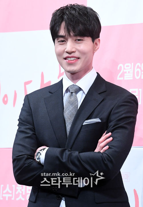 Actor Lee Dong-wook and Yu In-na pose at the TVN drama I can feel it production meeting held at Imperial Palace Hotel in Nonhyeon-dong, Seoul on the afternoon of the 29th.