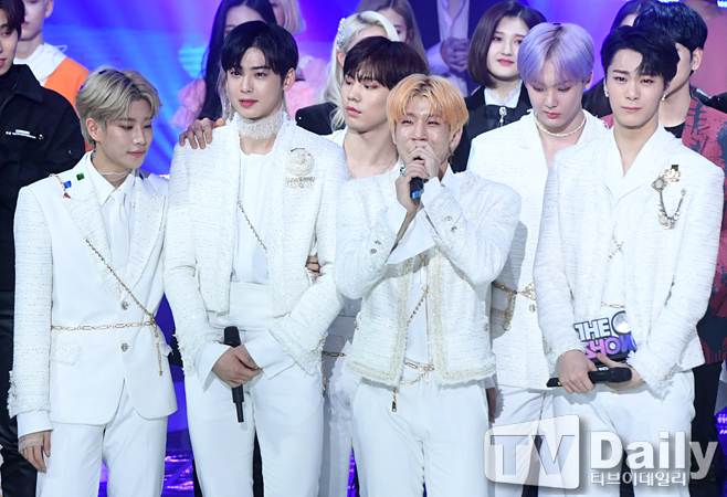 Astro tears pung pung pung at first place Cable TV SBS MTV The Show was unveiled at the SBS office building in Sangam-dong, Mapo-gu, Seoul on the evening of the 29th.Astro is attending the site release of The Show on the day.Space girl, Astro, South Club, Roh Tae-hyun, Nature, Knack, Impact, Lucas, Cherry Blet, MustB, Faberit, ATEEZ, VERIVERY, One Earth, Joo Won-tak, Sound, Gracie and others appeared on the The Show.Cable TV SBS MTV The Show on-site