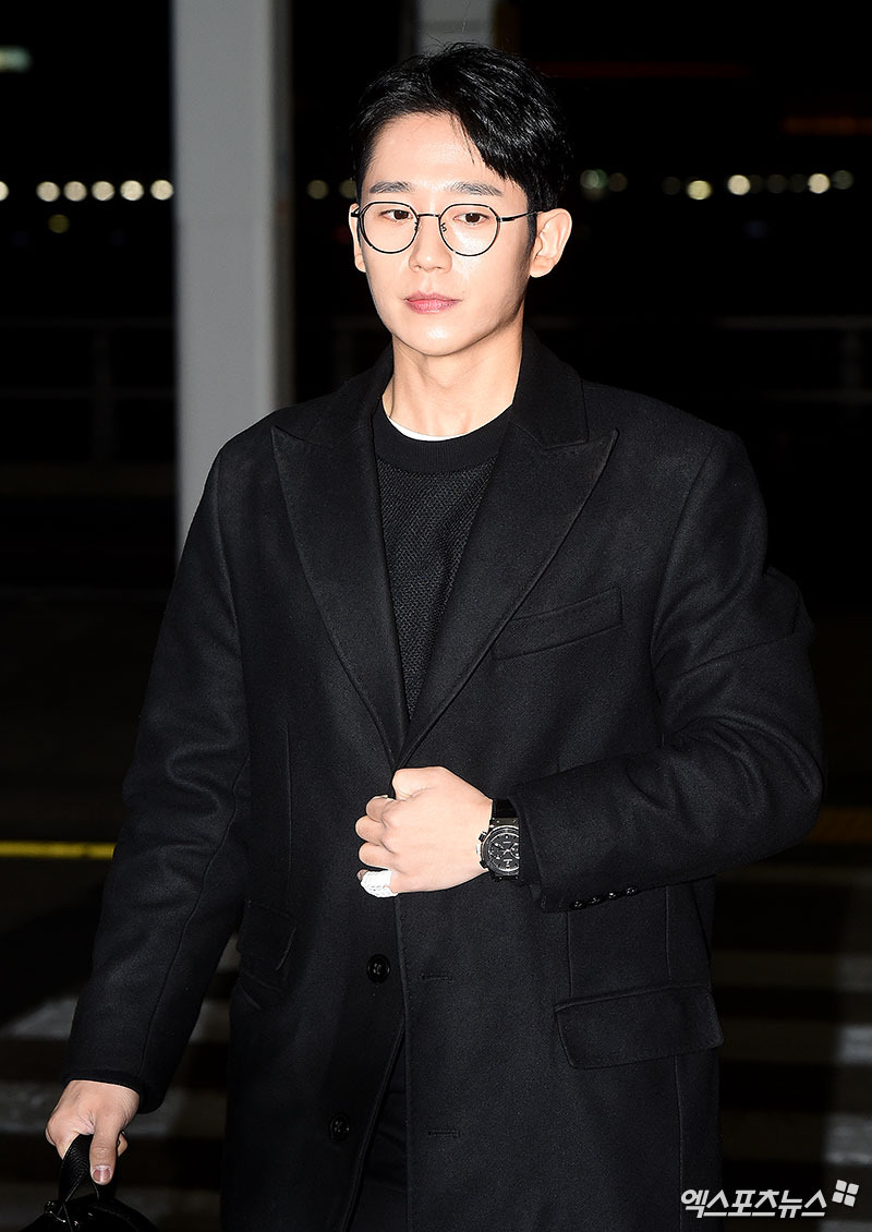 Actor Jung Hae In left for Hawaii via Incheon International Airport on the afternoon of the 28th, while Jung Hae In is heading to the departure hall with an airport fashion.