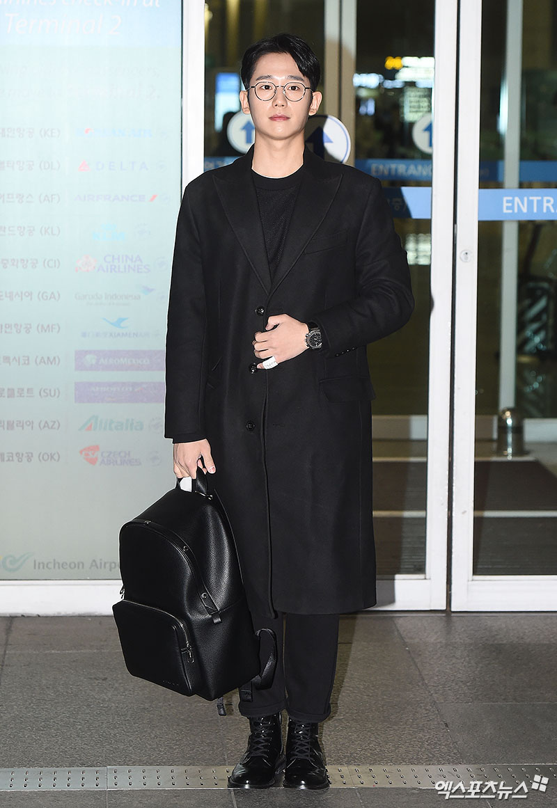 Actor Jung Hae In left for Hawaii via Incheon International Airport on the afternoon of the 28th, while Jung Hae In is heading to the departure hall with an airport fashion.