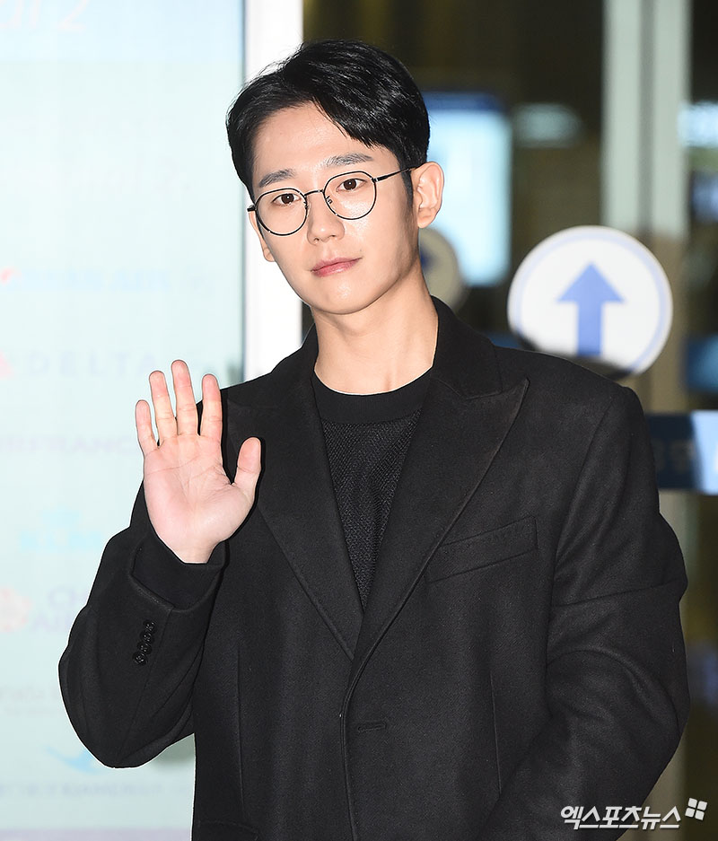 Actor Jung Hae In left for Hawaii via Incheon International Airport on the afternoon of the 28th, while Jung Hae In is heading to the departure hall with an airport fashion.