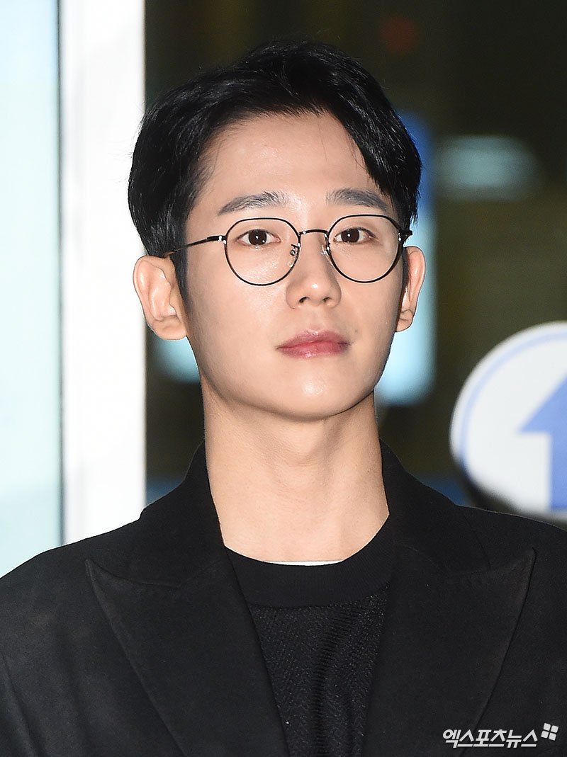 Actor Jung Hae In departed for Hawaii via Incheon International Airport on the afternoon of the 28th, and Jung Hae In is heading to the departure hall with the airport fashion.