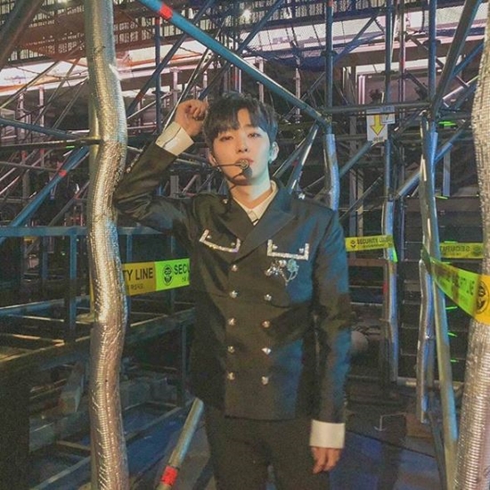 Wanna One Yoon Ji-sung has emanated a sexy charm.Yoon Ji-sung posted a picture on his instagram on the 29th.In the photo, Yoon is looking down at the camera from behind the stage, and he puts one hand on his head and emits an alluring look to catch his eye.Wanna One, which includes Kang Daniel, Park Ji-hoon, Lee Dae-hui, Kim Jae-hwan, Ong Sung-woo, Park Woo-jin, Ry Kwan-lin, Yoon Ji-sung, Hwang Min-hyun, Bae Jin-young and Ha Sung-woon,Photo = Yoon Ji-sung Instagram