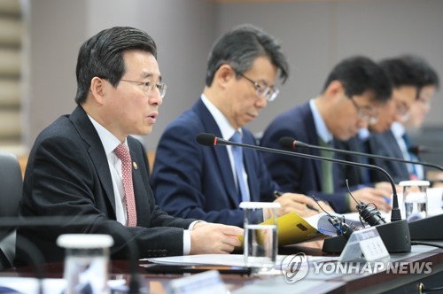 금융위, 자영업자 금융지원 및 관리강화방안 후속조치 점검회의 개최 (서울=연합뉴스) 한종찬 기자 = 김용범 금융위원회 부위원장이 29일 오전 서울 세종로 정부서울청사 금융위원회 대회의실에서 열린 자영업자 금융지원 및 관리강화방안 후속조치 점검회의에서 발언하고 있다. 2019.1.29 saba@yna.co.kr