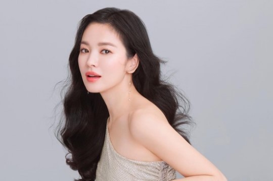 Song Hye-kyo showed off her goddess-like image and beauty.Actor Song Hye-kyo posted two photos on his SNS on the night of the 29th.The photo is an advertisement picture cut from China. In the photo, Song Hye-kyo is wearing an off-shoulder dress that feels like a goddess and creates a unique atmosphere.In particular, Song Hye-kyo attracts attention with his long hair back from his hairstyle, which was a hairstyle at the time of TVN boyfriend shooting.Song Hye-kyo, who has long hair, is an opinion that it is truly elegant and alluring.On the other hand, Song Hye-kyo met with Park Bo-gum and his lover in TVN Boyfriend last week.Photo: Song Hye-kyo Instagram