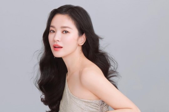 Song Joong-ki♥ Song Hye-kyo, again with the long hair.It was a really Goddess <p>Song Hye-kyo with Goddess-like image and looks to poised.</p><p>Actress Song Hye-kyo is the 29th night of their own through SNS 2 photos Ive posted.</p><p>With China taken from the advertising than the male, as in the picture Song Hye-kyo has Goddess-like feel that off-the-shoulder dress and men a different atmosphere.</p><p>Especially Song Hye-kyo is the tvN the boyfriend taken at the time short hair was hairstyles from the back long hair back with eye-catching.</p><p>The long-haired Song Hye-kyo is so elegant and alluring Iran comments.</p><p>Meanwhile Song Hye-kyo is the last week end for tvN boyfriendin the night than the sword and as a breathing fit.</p><p>Photo=Song Hye-kyo Instagram</p>