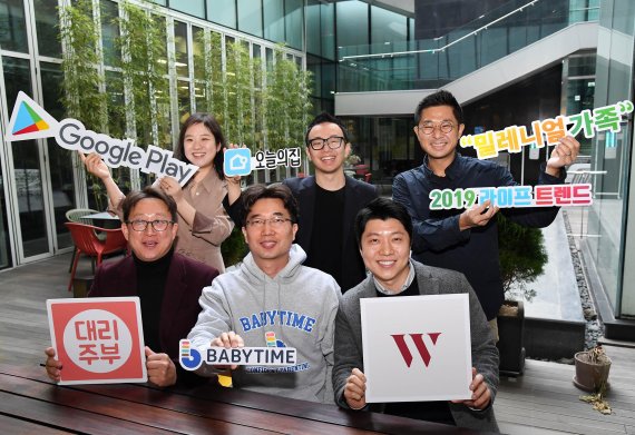 ‘구글플레이 개발자와의 대화’ 행사에 참여한 개발사 관계자들이 기념 촬영을 하고있다. (사진왼쪽 부터 시계방향으로) 정지현 구글플레이 앱 비즈니스 수석부장, ‘버킷플레이스’ 이승재 대표, 민경환 구글 한국 안드로이드 앱·게임 비즈니스 개발 총괄, ‘컬쳐히어로’ 양준규 대표, ‘심플러’ 양덕용 대표, ‘홈스토리생활’ 이봉재 부대표./사진=구글플레이 제공
