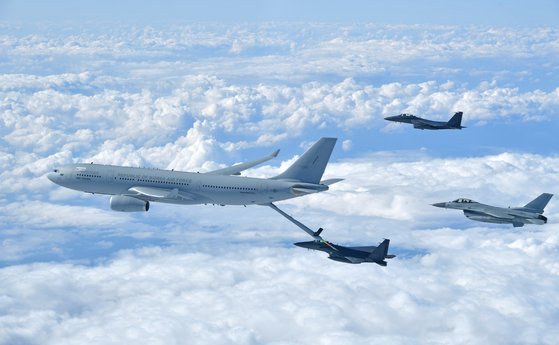 공군은 30일 김해기지에서 KC-330 공중급유기 전력화 행사를 했다. 사진은 KC-330 공중급유기가 KF-16 전투기에 공중급유를 실시하고 있는 모습. [사진 공군]