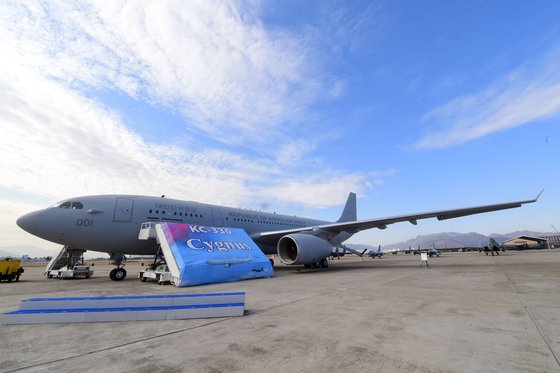 30일 공군 김해기지에서 공중급유기 전력화 행사가 열렸다. 공중급유기 명명식에서 'KC-300' 시그너스(Cygnus)라고 적힌 현수막이 펼쳐지고 있다. [사진공동취재단]