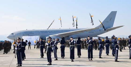 30일 공군 김해기지에서 열린 KC-330 공중급유기 전력화 행사에서 공군의장대가 공중급유기 앞에서 의장공연을 하고 있다. [사진공동취재단]