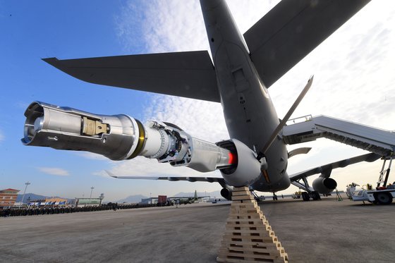 30일 공군 김해기지에서 열린 'KC-330' 공중급유기 전력화 행사가 열렸다. 이날 공개된 급유기 뒷부분에 장착된 플라잉 붐. [사진공동취재단]