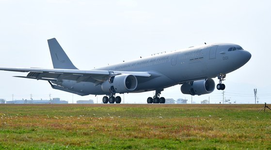 공군은 30일 김해기지에서 KC-330 공중급유기 전력화 행사를 했다. 사진은 지난해 11월 12일 도입당시 김해공항에 착륙하는 KC-330 공중급유기. 공군은 추가로 3대 도입할 예정이다. [사진 방위사업청]