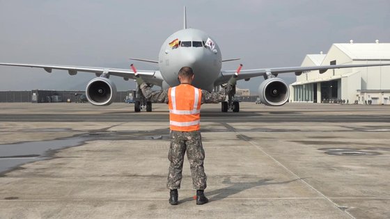 공군은 30일 김해기지에서 KC-330 공중급유기 전력화 행사를 했다. 사진은 지난해 11월 12일 도입당시 김해공항에 도착한 KC-330 공중급유기. 공군은 추가로 3대 도입할 예정이다. [사진 방위사업청]