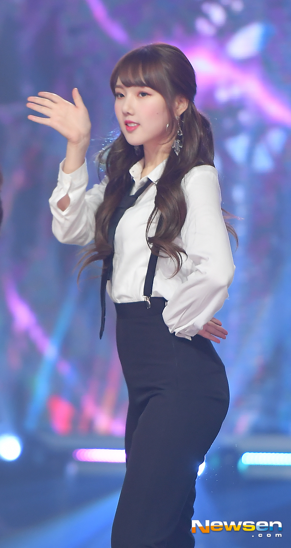 MBC Music Live Show Champion was held at MBC Dream Center in Ilsan, Gyeonggi Province on the afternoon of January 30th.On that day, his GFriend showed off a spectacular stage.The show champion performance featured Seventeen, Lee Min Hyuk, GFriend, CLC, space girl, Roh Tae Hyun, Nam Tae Hyun, Impact, Knack, Berryberry, Cherry Blett, One Earth, Neon Punch, Kim Soo Chan, Lucas and Pink Fantasy.expressiveness