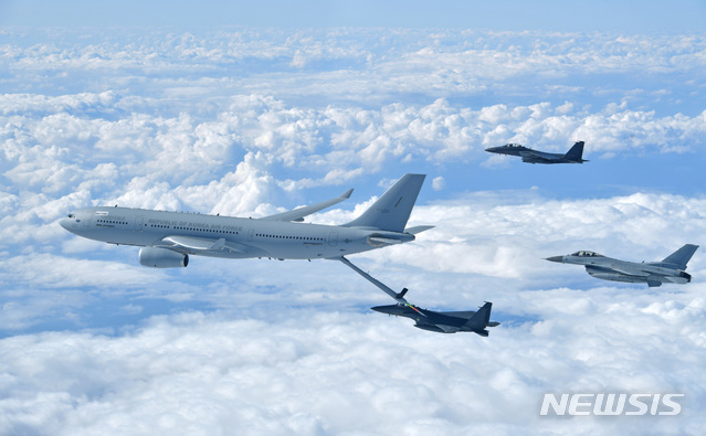 【서울=뉴시스】 공군이 김해기지에서 KC-330 공중급유기 전력화 행사를 실시한다고 30일 밝혔다. KC-330 공중급유기가 급유 포트를 내려 급유준비를 하고 있다.2019.01.30. (사진=공군 제공)   photo@newsis.com