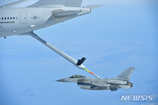 【서울=뉴시스】 공군이 김해기지에서 KC-330 공중급유기 전력화 행사를 실시한다고 30일 밝혔다.  KC-330 공중급유기가 공군 KF-16전투기에 급유를 하고 있다.2019.01.30. (사진=공군 제공)   photo@newsis.com