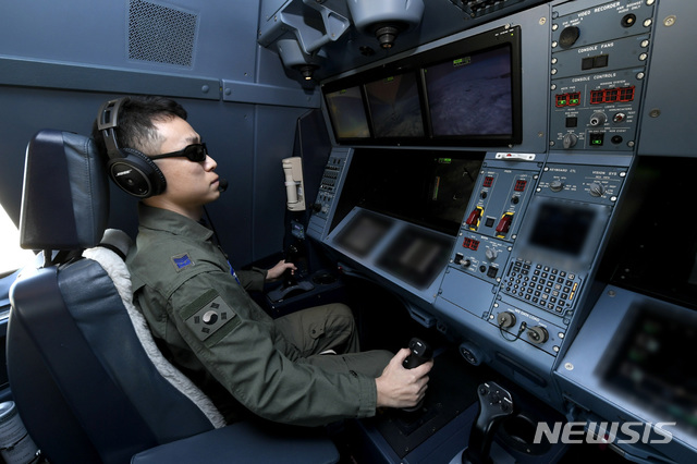 【서울=뉴시스】 공군이 김해기지에서 KC-330 공중급유기 전력화 행사를 실시한다고 30일 밝혔다.  KC-330 공중급유기 급유사가 급유준비를 하고 있다.2019.01.30. (사진=공군 제공)   photo@newsis.com