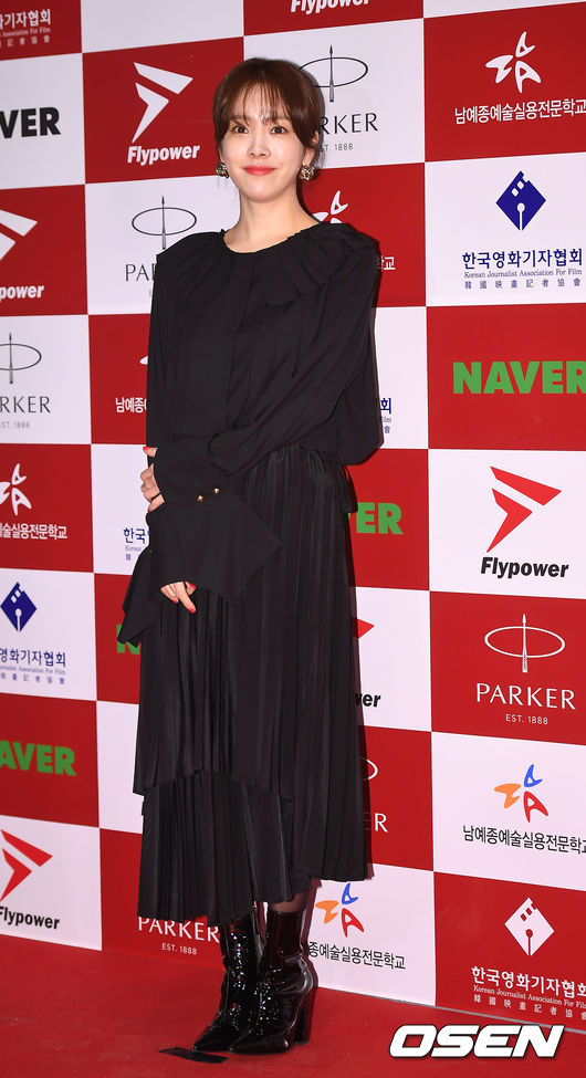 The 10th Film of the Year awards ceremony was held at the press center in Jung-gu, Seoul on the afternoon of the 30th.Actor Han Ji-min has photo time.