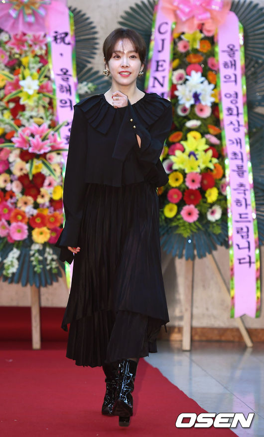 The 10th Film of the Year awards ceremony was held at the press center in Jung-gu, Seoul on the afternoon of the 30th.Actor Han Ji-min has photo time.