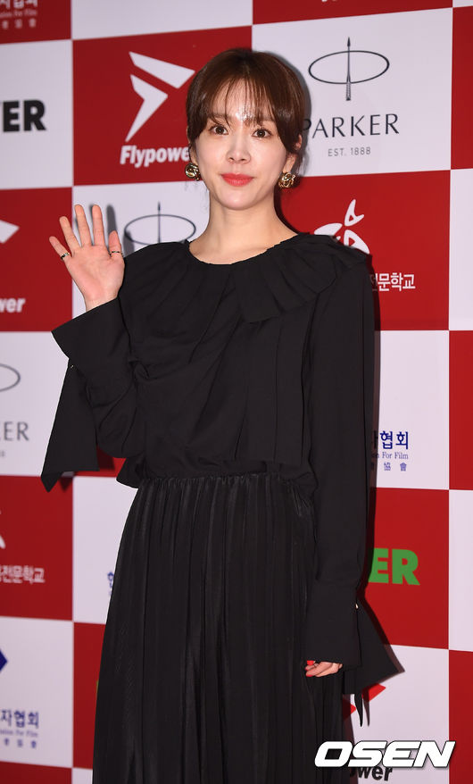 The 10th Film of the Year awards ceremony was held at the press center in Jung-gu, Seoul on the afternoon of the 30th.Actor Han Ji-min has photo time.