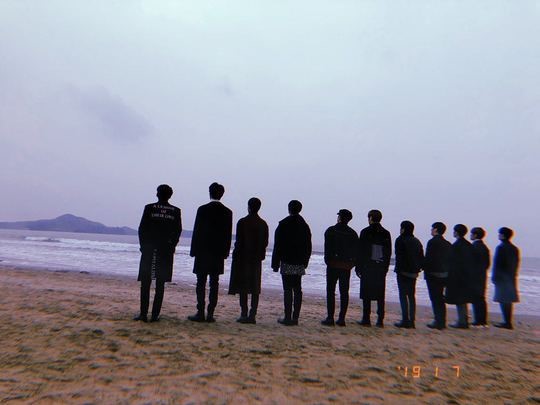 Lai Kuan-lin reminisces about Wanna OneLai Kuan-lin posted a picture on his 29th day with a hashtag called #wannaone through his instagram.In the public photos, Model and Back View of Wanna One members standing side by side on the beach were included.Model, Back View also attracts attention with the warm members.Wanna One, who finished the concert after the official activity on December 31 last year, is a nostalgia for the netizens.Those who saw the photos were smug, Wanna One is eternal, I miss my children so much, Wanna One I will not forget, Model, Back View is also the best.I like group photos so much,  Model, Back View shines Wanna One and Wanna One will not forget Wanna One .Meanwhile, Lai Kuan-lin made her debut with 11 project group Wanna One, winning seventh place in the Mnet audition program Produce 101 Season 2 broadcast in 2017.Lai Kuan-lin, who has completed a year of Wanna One activities, will be engaged in both Chinese and domestic activities.PhotoLai Kuan-lin SNS