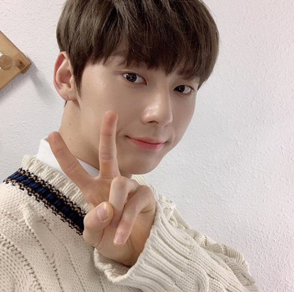 The unusual visuals of NUEST Hwang Min-hyun, a former group Wanna One, focused their attention at once.Hwang Min-hyun posted a recent photo on his instagram on the 31st, saying, Ill see you in the V-live in the evening.The photo shows Hwang Min-hyun, who is taking a selfie shot, and his gaze on the camera made him unable to take his eyes off.The pale smile made his superior visuals shine even more, and here V-Pose was enough to double his lovely charm.Meanwhile, Hwang Min-hyun plans to continue his activities by returning to his team, NUEST, after finishing Wanna One Concert 2019 Wanna One Concert Therefore at Wanna One concert.