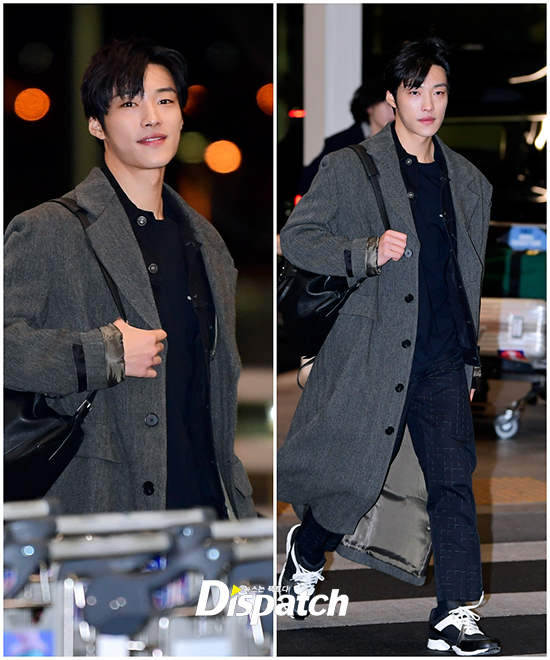 Actor Woo Do-hwan left for Bangkok, Thailand, through Incheon International Airport on the afternoon of the 31st to schedule a fan meeting.Woo Do-hwan produced chic fashion with a grey-colored long coat, with superior proportions and sculptural looks.city, river, river, and riverratio is hard carryIts not a runway.