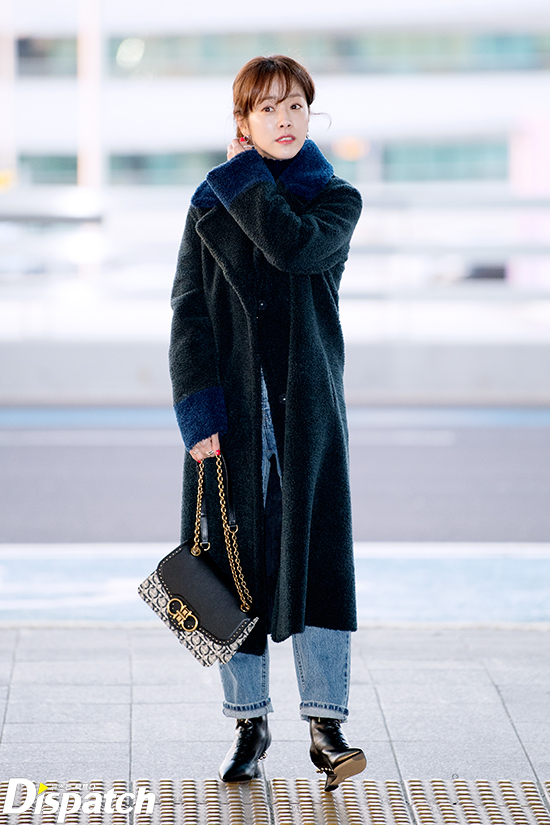 Actor Han Ji-min left for New York City via Incheon International Airport on the afternoon of the 31st to attend the Asian Film Festival in New York City.Han Ji-min made an elegant airport fashion by matching his jeans with a long coat.The blue is flying.The strong winds are too much.perfect beauty