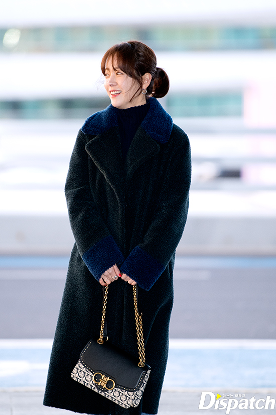 Actor Han Ji-min left for New York City via Incheon International Airport on the afternoon of the 31st to attend the Asian Film Festival in New York City.Han Ji-min made an elegant airport fashion by matching his jeans with a long coat.The blue is flying.The strong winds are too much.perfect beauty