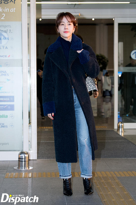 Actor Han Ji-min left for New York City via Incheon International Airport on the afternoon of the 31st to attend the Asian Film Festival in New York City.Han Ji-min made an elegant airport fashion by matching his jeans with a long coat.The blue is flying.The strong winds are too much.perfect beauty