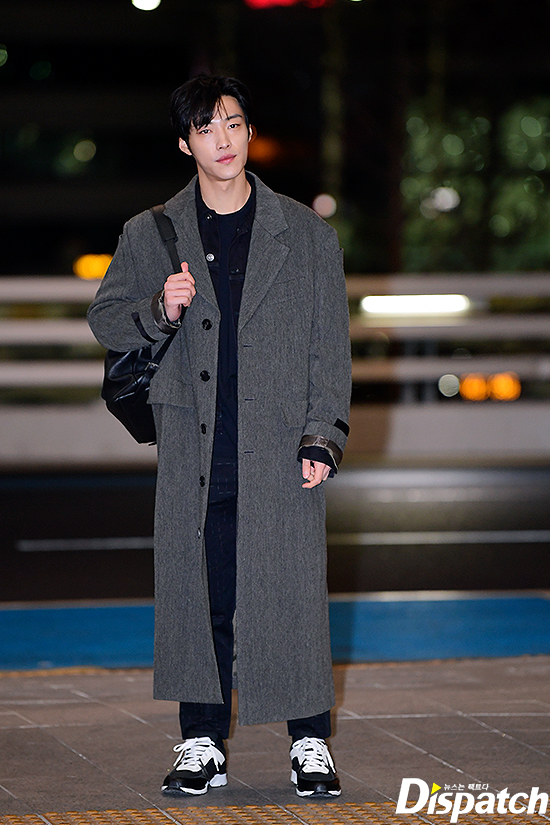 Actor Woo Do-hwan left for Bangkok, Thailand, through Incheon International Airport on the afternoon of the 31st to schedule a fan meeting.Woo Do-hwan produced chic fashion with a grey-colored long coat, with superior proportions and sculptural looks.city, river, river, and riverratio is hard carryIts not a runway.