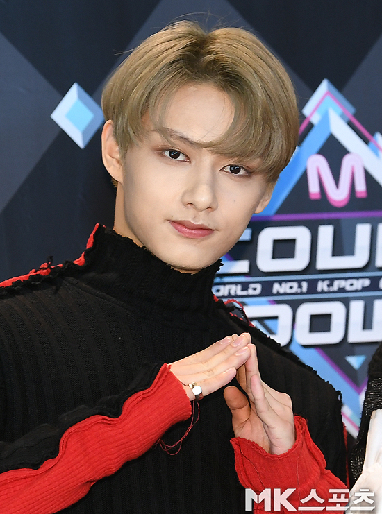 Mnet M Countdown camera rehearsal was held at CJ E & M Center in Sangam-dong, Seoul on the afternoon of the 31st.Group Seventeen member Jun is taking a nice pose before the M Countdown camera rehearsal.