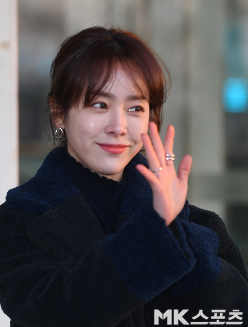 On the afternoon of the 31st, actor Han Ji-min left for New York City to attend the Asian Film Festival in New York City.Han Ji-min is heading to the departure hall and has photo time.