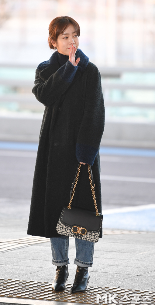 On the afternoon of the 31st, actor Han Ji-min left for New York City to attend the Asian Film Festival in New York City.Han Ji-min is heading to the departure hall and greeting travelers.