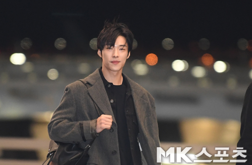 On the afternoon of the 31st, Actor Woo Do-hwan left for Bangkok through Incheon International Airport to attend a fan meeting.Woo Do-hwan is heading to the departure hall.