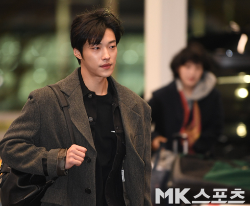 On the afternoon of the 31st, Actor Woo Do-hwan left for Bangkok through Incheon International Airport to attend a fan meeting.Woo Do-hwan is heading to the departure hall with the attention of travelers.