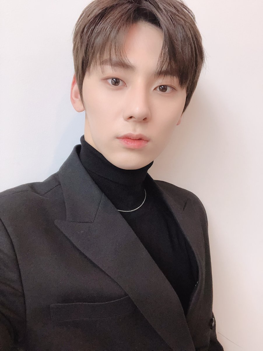 Hwang Min-hyun announced the joining of NUEST with a selfie.On January 31, NUEST official Twitter posted NUEST WEEK along with Hwang Min-hyuns self-portrait.NUEST has been releasing self-portraits of JR (Kim Jonghyeon), Baekho (Kang Dong-ho), Aaron and Ren (Choi Min-ki) in turn with the phrase NEEST WEEK since the 26th.Hwang Min-hyun, who finished Wanna Ones activities, naturally announced his joining the team as the last self-star.On January 1, NUEST official YouTube posted NUEST W Epilogue (NUEST W Epilogue) video, which announced the prelude to the NUEST complete body.This is the video that was released at the last solo concert of NUESTW.emigration site