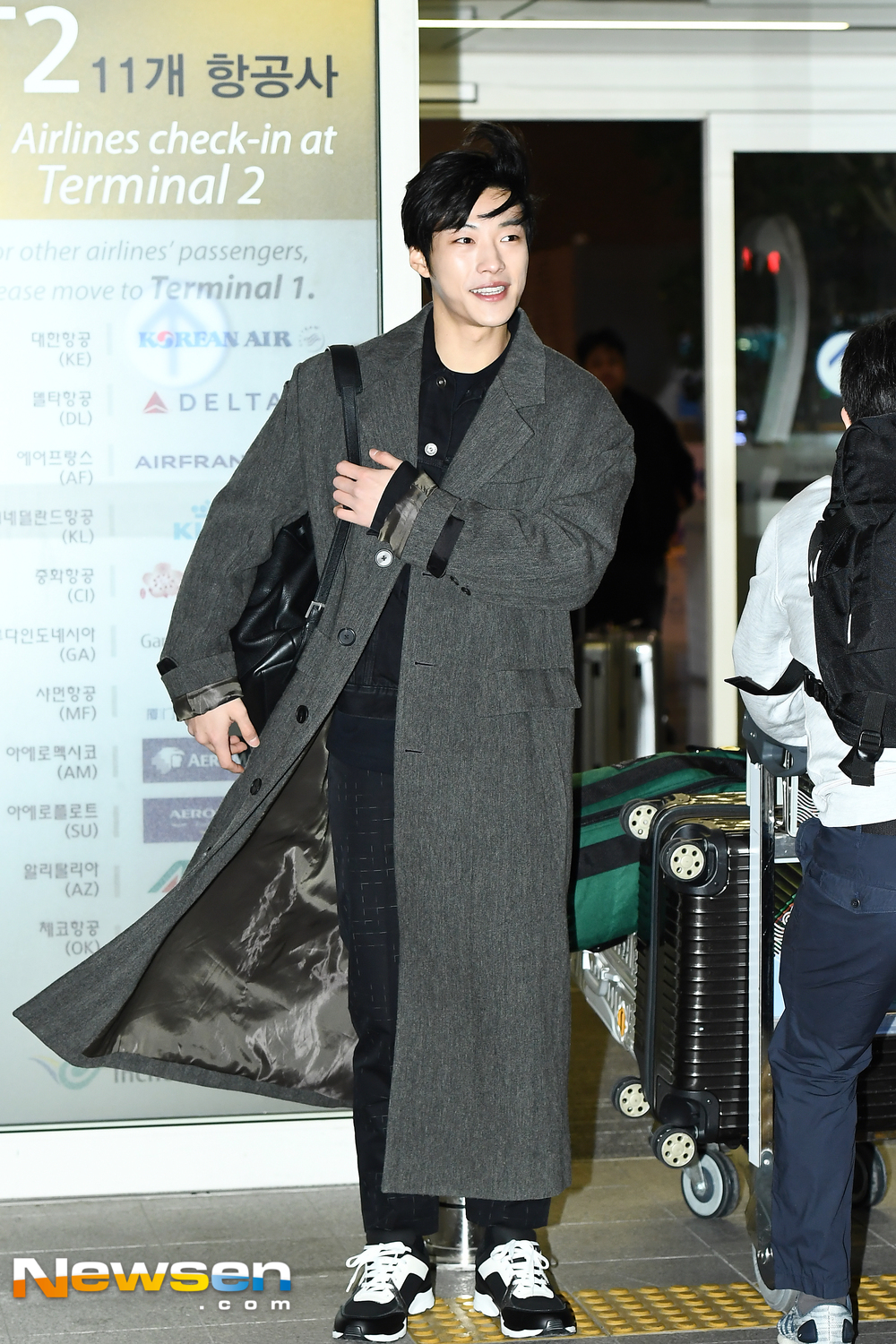 Actor Woo Do-hwan left for Thailand Bangkok on the afternoon of January 31 at the 2019 WOO DO HWAN 1st FAN MEETING IN BANGKOK schedule in Thailand through the Incheon International Airport in Unseo-dong, Jung-gu, Incheon.Actor Woo Do-hwan is leaving for Thailand Bangkok with an airport fashion show.exponential earthquake