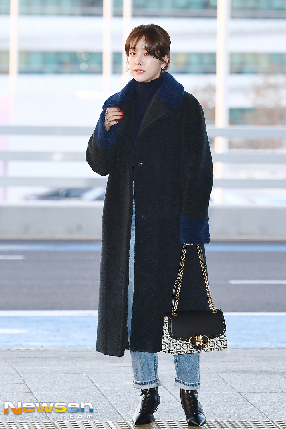 Actor Han Ji-min left for United States of America New York City on the afternoon of January 31 at the New York City Asian Film Festival (NYAFF) through the Incheon International Airport in Unseo-dong, Jung-gu, Incheon.Actor Han Ji-min is leaving for United States of America New York City with an airport fashion.exponential earthquake