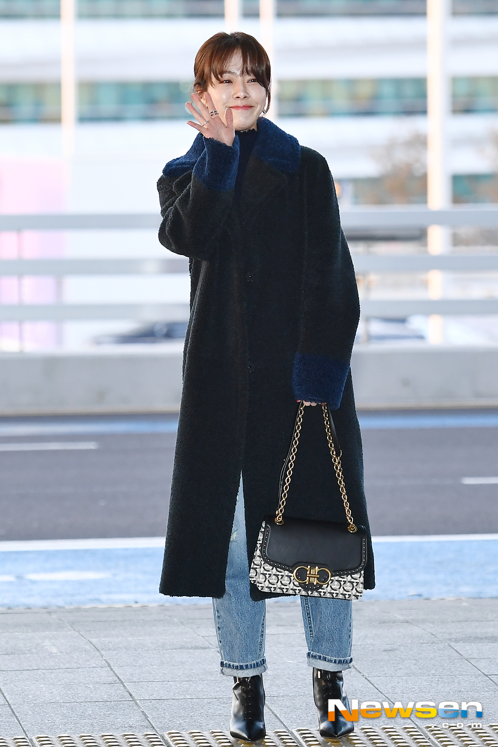 Actor Han Ji-min left for United States of America New York City on the afternoon of January 31 at the New York City Asian Film Festival (NYAFF) through the Incheon International Airport in Unseo-dong, Jung-gu, Incheon.Actor Han Ji-min is leaving for United States of America New York City with an airport fashion.exponential earthquake