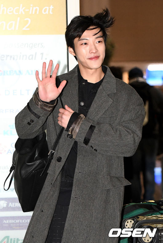 Actor Woo Do-hwan left Incheon International Airport on the afternoon of the 31st to attend a fan meeting in Bangkok, Thailand.Woo Do-hwan is heading to the departure hall.