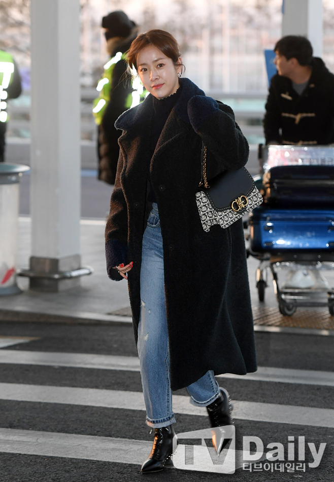 <p> Actress Han Ji-min New York Asian Film Festival to participate in the 31 afternoon e-mart through the United States to New York Departure.</p><p>Han Ji-min Departure</p>