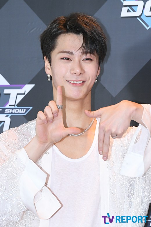 Moon Bin of the group Astro is posing at the Mnet M Countdown rehearsal held at CJE & M Center in Sangam-dong, Mapo-gu, Seoul on the afternoon of the 31st.The 604th M Countdown will feature neon punch, Nature, Hot Shot Roh Tae-hyun, Mustbee, Berry Berry, Seventeen, Astro, ATiz, Enflying, girlfriend, space girl, One Earth, Impact, Cherry Blett, Knack, Faberit and others.