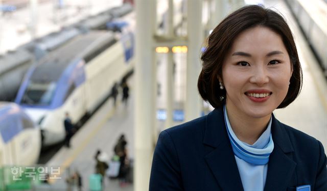 서울역 플랫폼에 선 오미선 코레일 주임. 새해 바람으로 “20년 나이차 나는 후배들과 친해지고 싶다”고 말했다. 김혜윤 인턴기자
