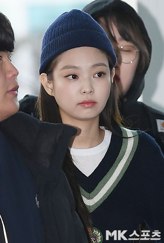 Girl group Black Pink (Jisu, Jenny Kim, Rose, Lisa) departed for Manila via Incheon International Airport Terminal 2 on the afternoon of February 1st, with a concert schedule.Jenny Kim, who steps to the departure hall with a bright expression.