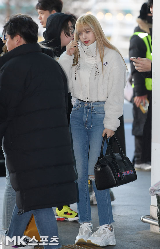 Girl group Black Pink (Jisu, Jenny, Rose, Lisa) departed for Manila via Terminal 2 of Incheon International Airport on the afternoon of February 1st, with a concert schedule.Lisa, who is walking to the departure hall with a bright expression.