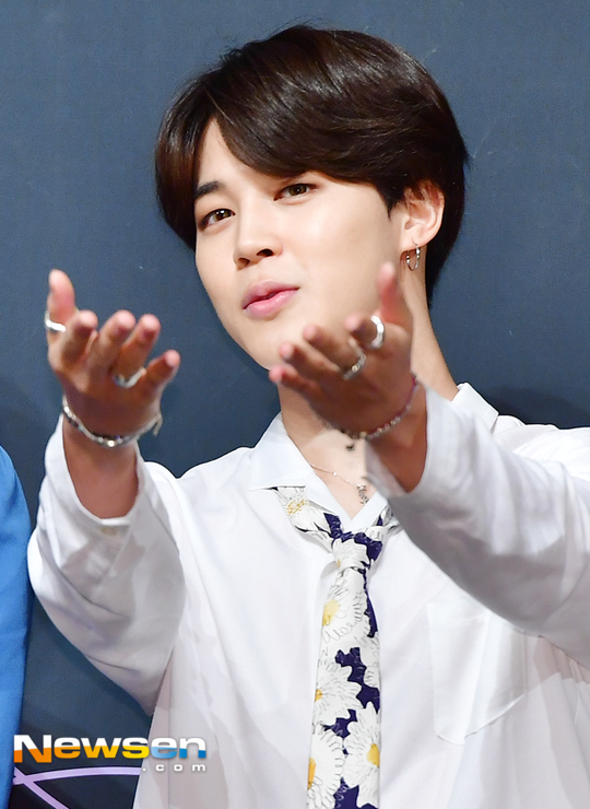Group BTS member Jimins own song Promise is steadily loved.The promise, which was released on December 31 last year through BTS official sound Cloud, blog, is the first song released by Jimin in five years since debut in 2013.Jimins unique delicate and emotional vocals are harmonized with acoustic guitar performances, and it is well received that it is good to listen.Promise was a good response to domestic and foreign fans release of sound sources in about 35 minutes, and sound SoundCloud exceeded 1 million streaming, and major US media such as Billboard and New York Times also focused on Jimins first self-titled song.In addition to the number of streaming, various fan art that is popular among fans is attracting attention.Fans are not only promising, but also expressing Jimins solo songs Li and Love Your Self, which have been popular, such as exceeding 60 million streaming of Sporty Pie, which were released earlier, and Serendipity, which was praised for its high choreography and beautiful tone throughout the tour, is also supporting Jimin.One fan also expressed the picture of Jimin used in the promise as an elaborate painting work using canvas on his face.Other fans were reported to have brought up Jimins promise atmosphere through nail art on a small nail, and caused a topic on SNS.hwang hye-jin
