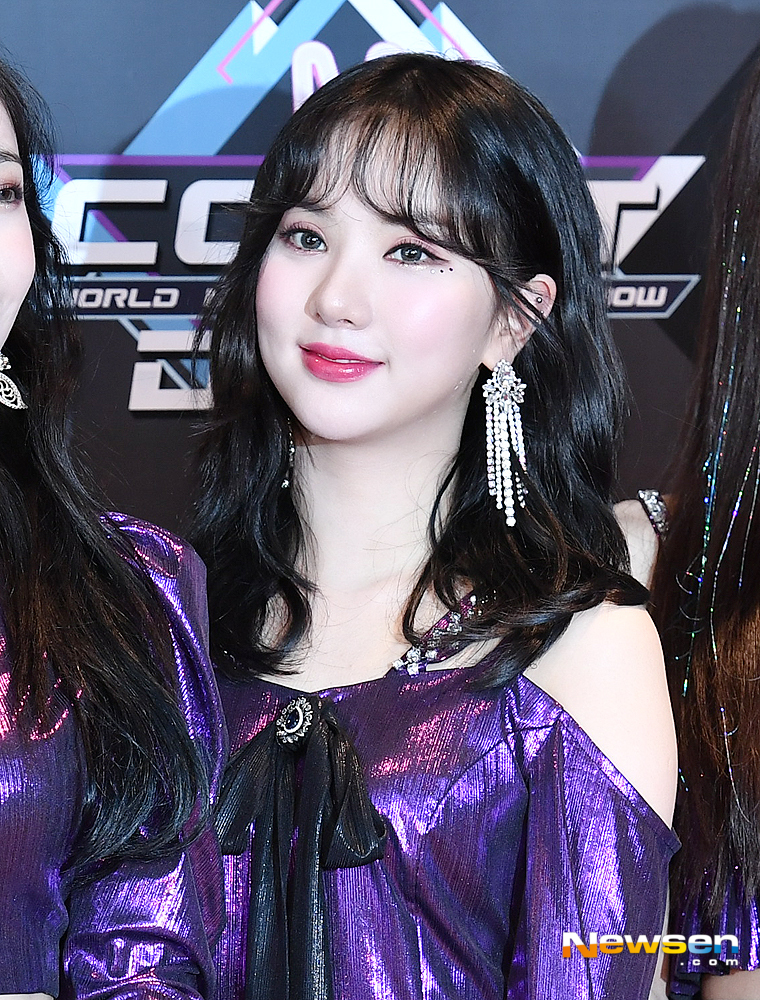 Singer GFriend Eunha has a photo time before attending Mnet M Countdown held at CJ ENM Center in Sangam-dong, Mapo-gu, Seoul on the afternoon of January 31.useful stock
