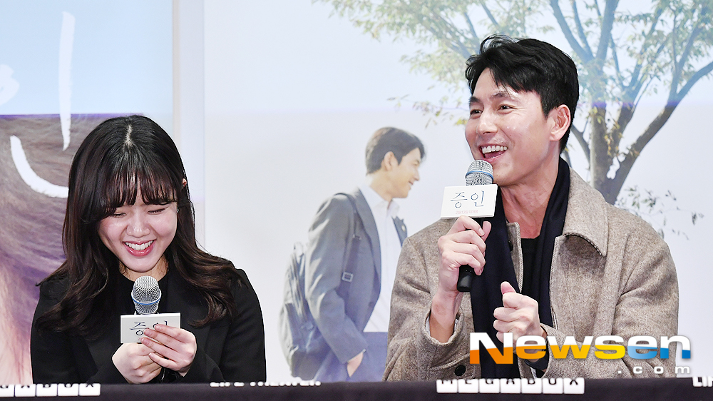 Actors Kim Hyang-gi and Jung Woo-sung (right) smile at the movie Innocent Witness Mega Talk held at Megabox COEX in Gangnam-gu, Seoul on the afternoon of February 1.useful stock