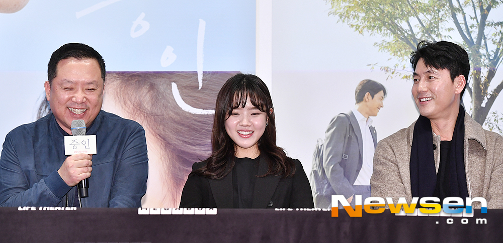 Actors Lee Han, Kim Hyang Gi and Jung Woo-sung are smiling at the movie Innocent Witness Mega Talk held at Megabox COEX in Gangnam-gu, Seoul on the afternoon of February 1.useful stock